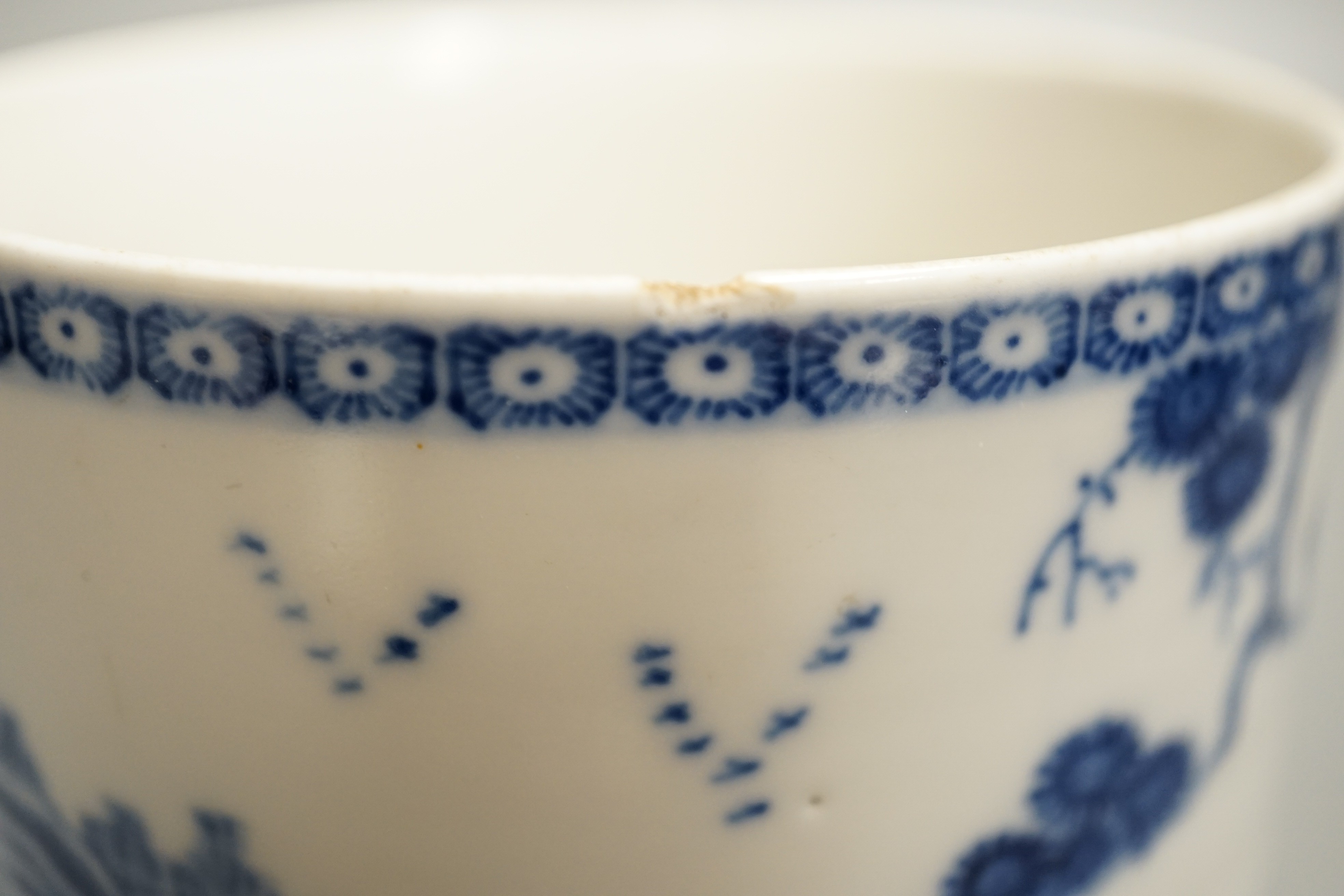 A large Chinese blue and white export tankard, late 18th century. 13cm